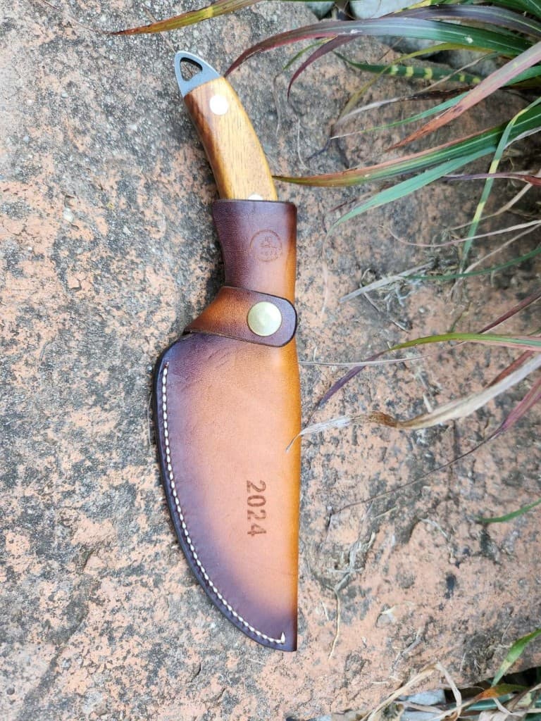 Custom handmade leather knife sheath with snap strap by Plaasjaap